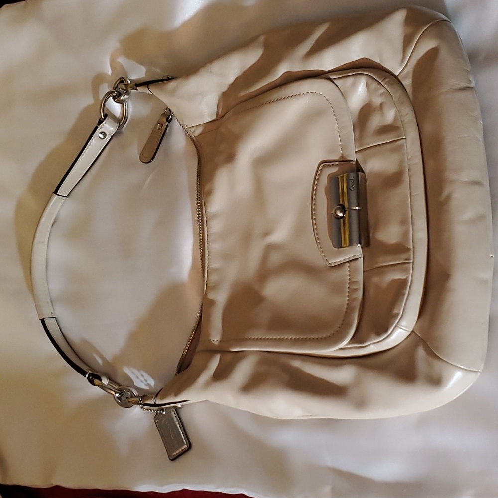 Excellent Condition Authentic Vintage Coach Bag in an Oyster/Beige Color